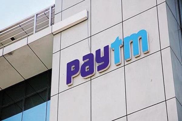 This may contain: the paytm sign is on the side of a building
